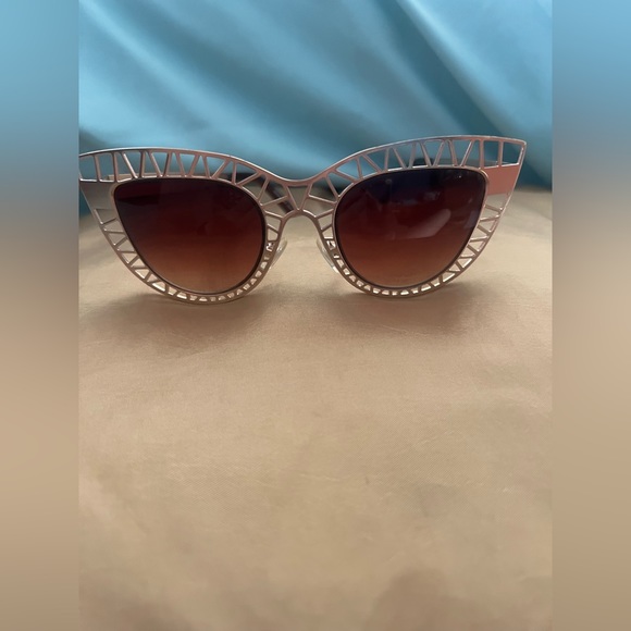 Retro. Cat eye style metal frame sunglasses - Picture 9 of 11
